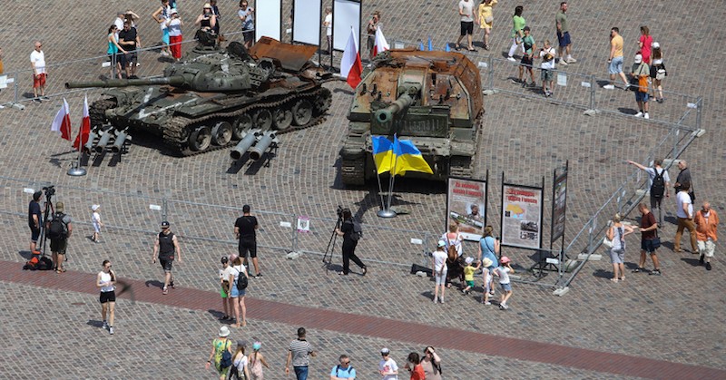 Два руски танка, унищожени по бойните полета в Северна Украйна,