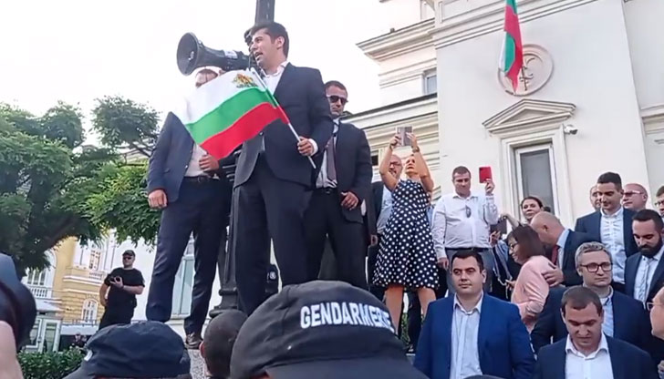 Скандират "Никола" и "Заедно"Граждани излязоха на протест пред парламента в