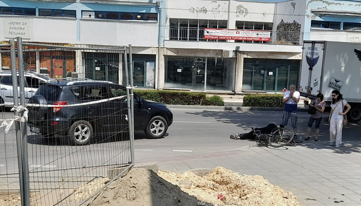 Инцидентът е станал преди кръстовището на комплекс "Ялта"Мъжът лежи на