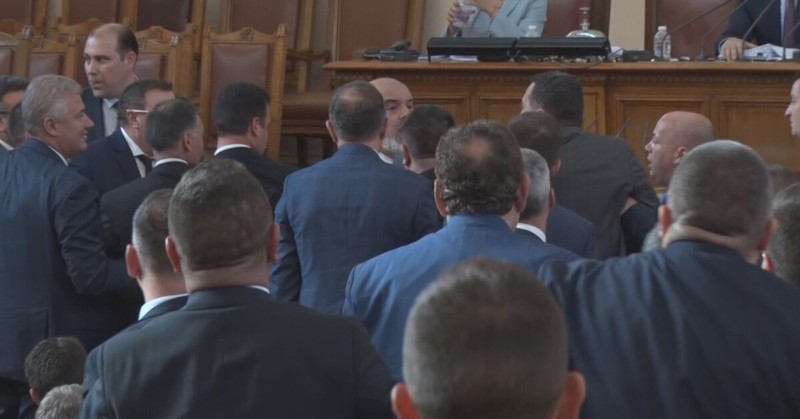 Депутатите почти стигнаха до бой в пленарната залаТой беше предизвикан