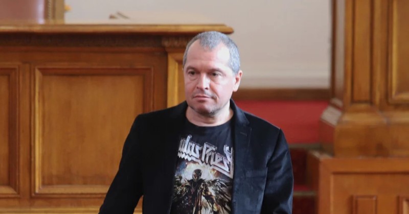 Радостни Василев се държи като тъпа мутра, а говори за