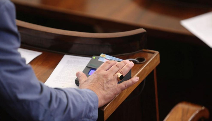 Увеличават също и парите за лечение на тежкоболни деца, и