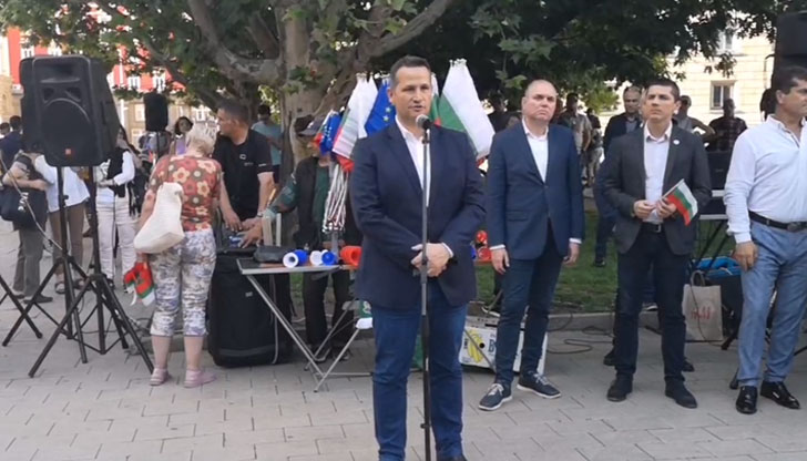 Едната вече започна пред ПрезидентствотоПротести за и срещу кабинета в