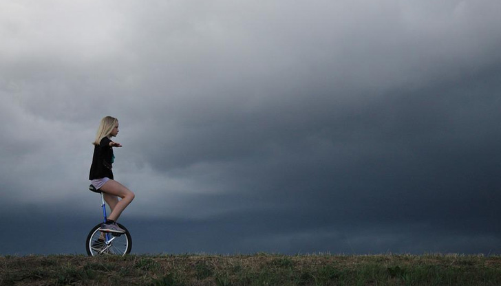 Над много райони в цялата страна ще продължи да се