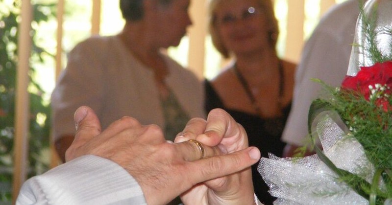 Облякъл ежедневни дрехи и отишъл в църквата, където го очаквала