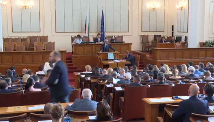 Заседанието беше открито от временния председател Мирослав ИвановНародното събрание има