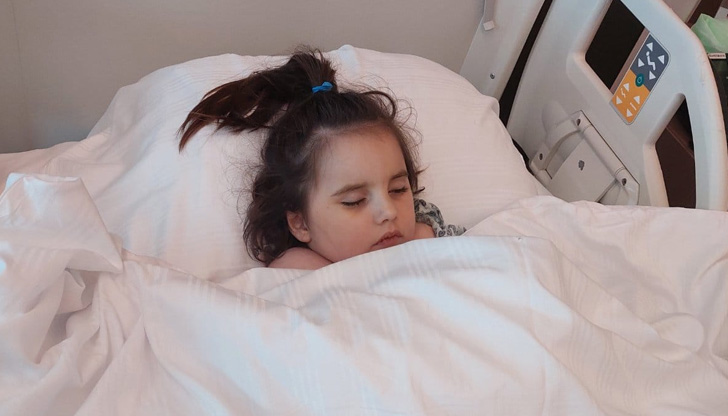 Състоянието на малката Бела от Русе се подобрява.Това става ясно,