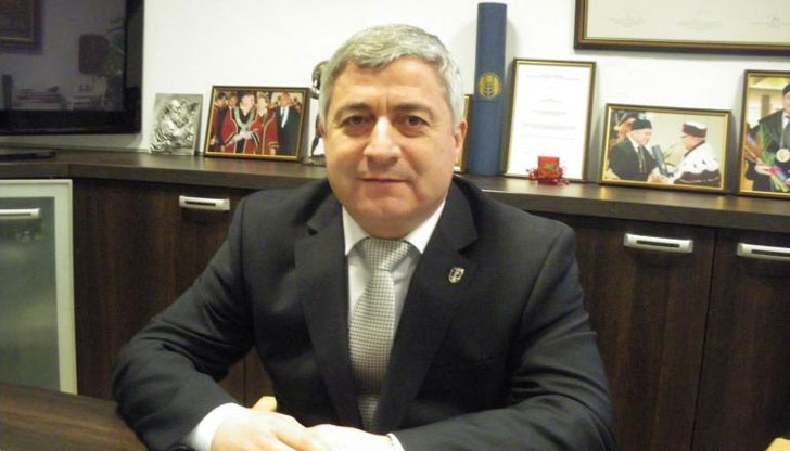 За поста ще се конкурират ректорите на УНСС, на Русенския