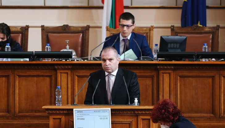 Кирил Петков отговори на критиката от трибуната&bdquo;Не смятах да взимам