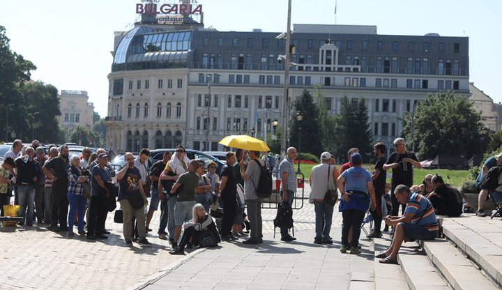 Пред банката се появиха маси, столове и одеялаКрай сградата се