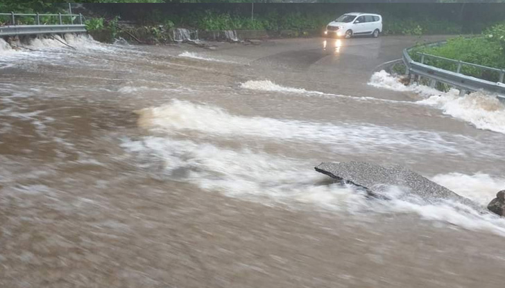 Свлачище затвори прохода „Петрохан”, съобщиха от АПИ. Инцидентът е станал