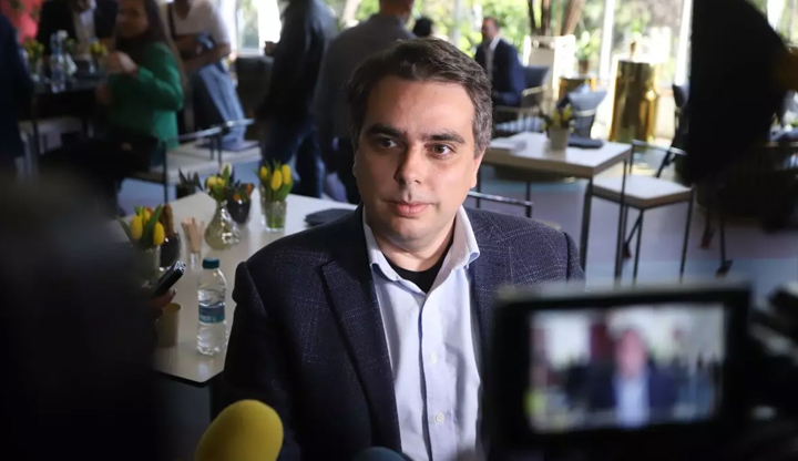 За поста има много кандидатури, сред които е тази на