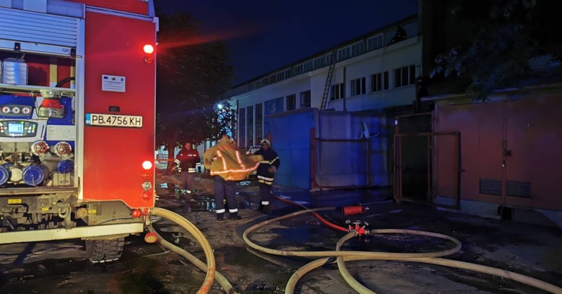 Осем пожарни гасиха огнената стихия в складово помещение на печатница