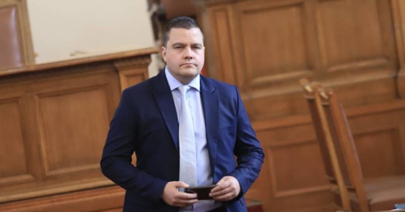 Според депутата от ИТН още поне петима били убеждавани от