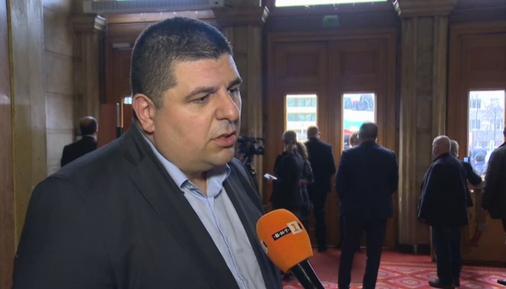 Срам ме е от това, което виждам. Българският народ очаква