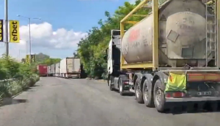 Продължава засиленият трафик от камиони към Дунав мостСлед подреждането им