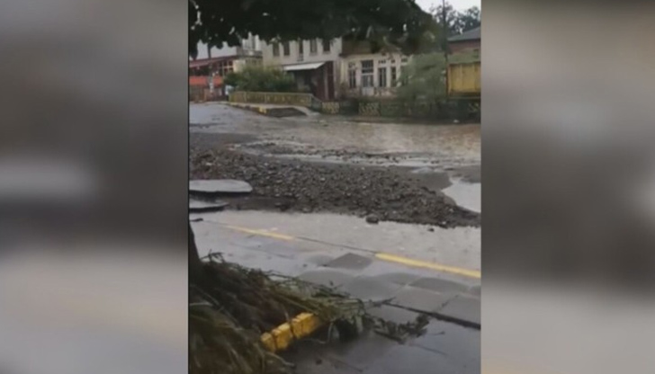 Отново водно бедствие в някои части на странатаПороен дъжд се