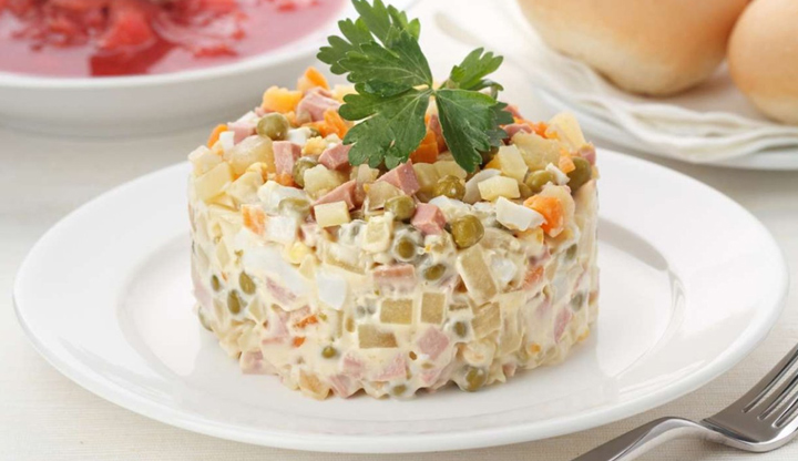 "Руска салата" в менюто на ресторант на срещата на върха
