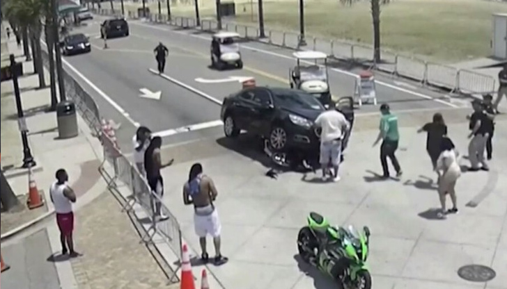 Минувачите успели да повдигнат колата и да извадят мъжаСериозен пътен