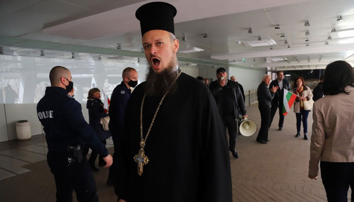 Изпраща го за една година в Рилския манастирСветият синод на