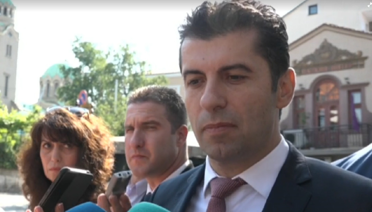 Премиерът Кирил Петков е във Велико Търново, където говори пред