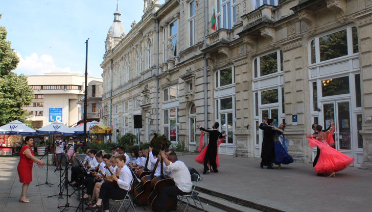 Днес пред Доходното здание бе официално открито 25-то юбилейно издание