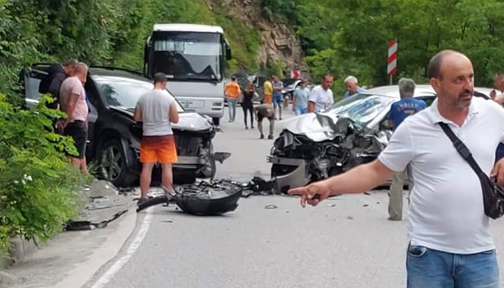 Задръстването е огромноТежка катастрофа между два автомобила е блокирала пътя