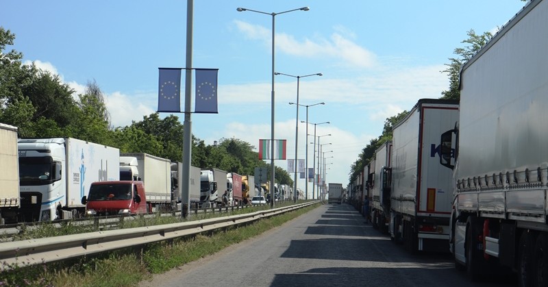 Опашките от тирове изнервиха шофьорите Множество сигнали от изнервени и