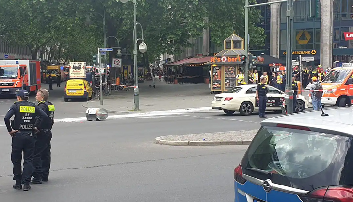 Един човек е загинал, а най-малко 30 са ранениАвтомобил се