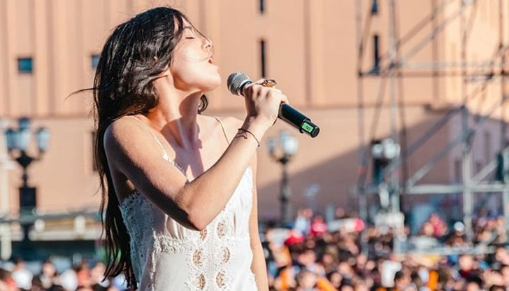 На 28 юни Ника Парис е поканена да участва в