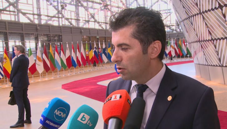 Премиерът в оставка Кирил Петков говори пред журналисти след срещата