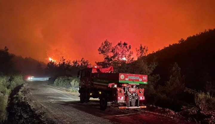 В борбата с пламъците се включиха 20 хеликоптера и 14