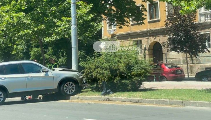 БМВ прелетя през насрещното и се блъсна в стълб на