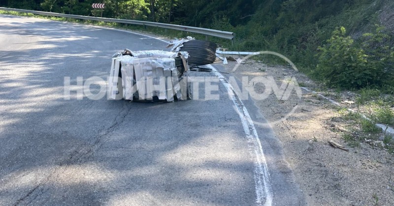 Екипи на полицията регулират движението, което се осъществява в едната