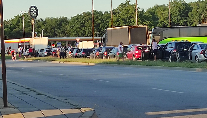 Цял следобед шофьорите, преминаващи района на ГКПП Дунав мост, алармират