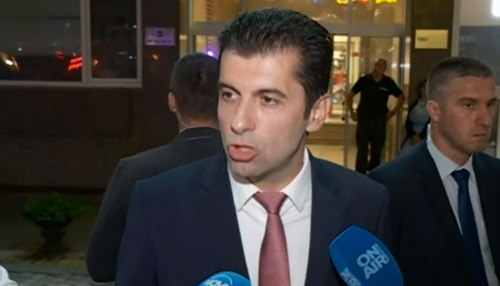 Кирил Петков говори пред журналисти&bdquo;Румен Радев доста се е объркал