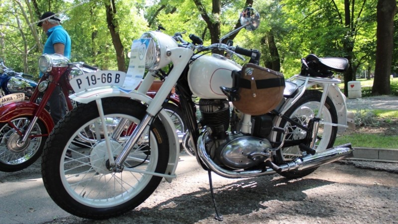 Осмото поредно издание на Парада на ретро автомобили привлече стотици