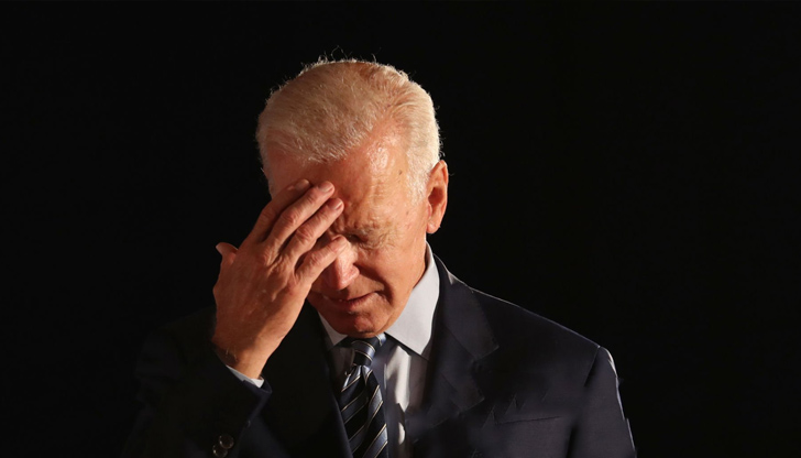 Американският президент продължава стремглаво да губи от одобрението си в