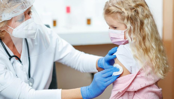 САЩ разрешиха прилагането на COVID ваксини при кърмачета и деца
