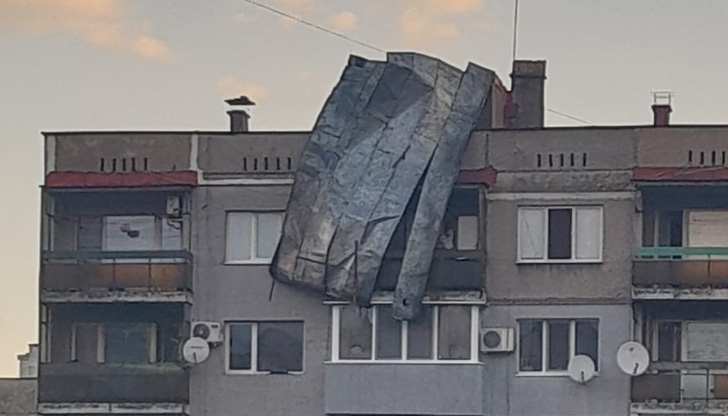 Парче от покривна настилка виси от блок "Иван Дечев" в