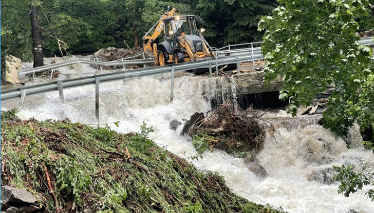 На два от завоите водата преминава през пътното платно и