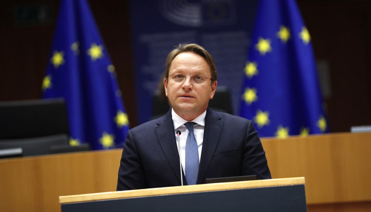 Еврокомисарят по разширяването Оливер Вархеи създава впечатление за нетърпелив европейски