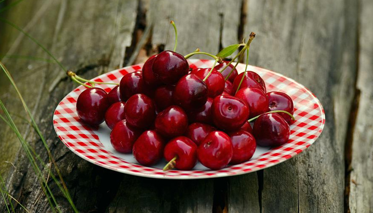 Изхвърлянето на дръжките на черешите определено не е добра идея.