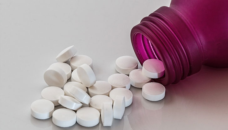 Аспиринът може да причини язви в стомаха или червата, особено