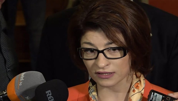 Петков опитва да се скрие зад служители на МВнР и