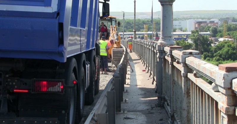 Временно спира аварийният ремонт на Дунав мост при Русе през