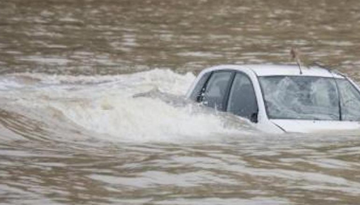 18-годишно момиче, преминавайки по мост с автомобила си, изтърва управлението