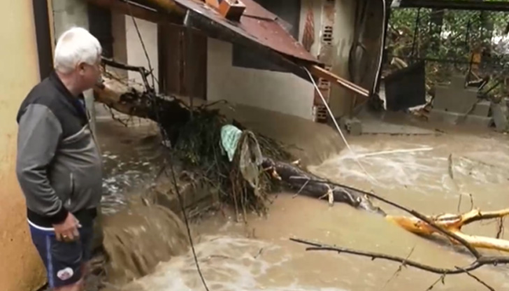 Водата от последните дни причини истински бедствия на различни места
