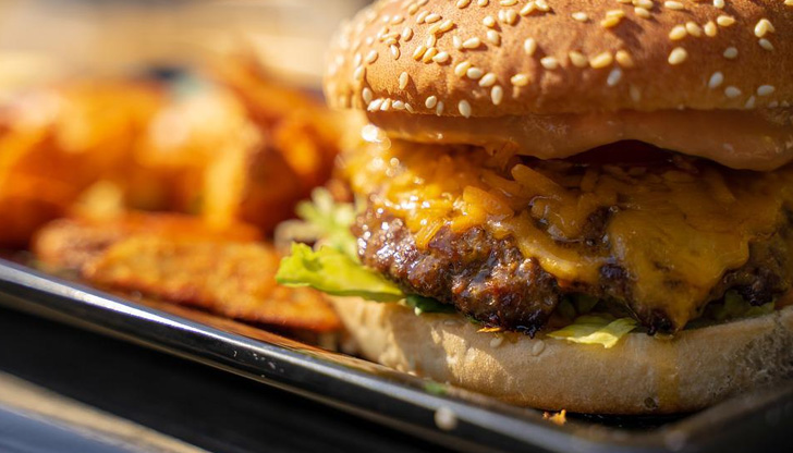 Днес е мечтаният ден за всички почитатели на бързата храна