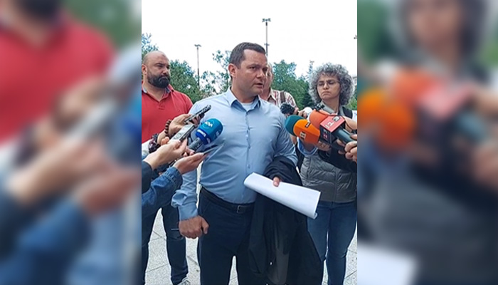 Пенчо Милков в момента провежда брифинг във връзка с опустошителната